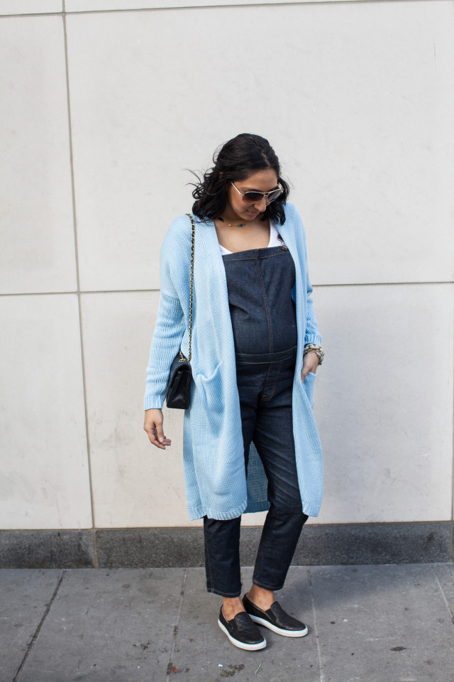 Casual denim maternity outfit