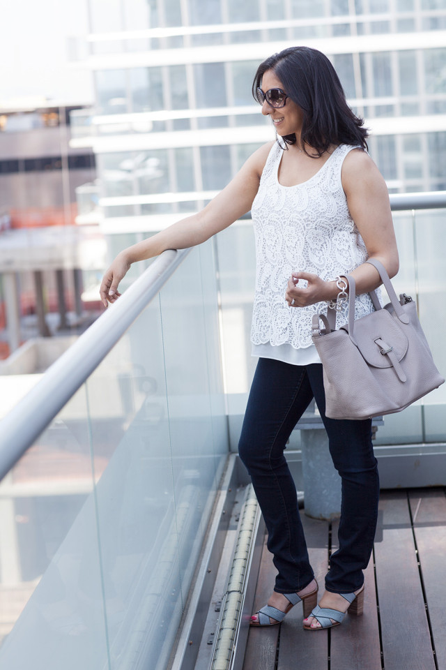 White Top Blue Skinny Jeans Gray Bag